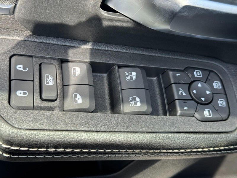 Ram 2500 Vehicle Full-screen Gallery Image 10