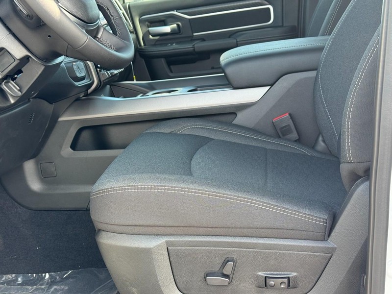 Ram 2500 Vehicle Full-screen Gallery Image 11