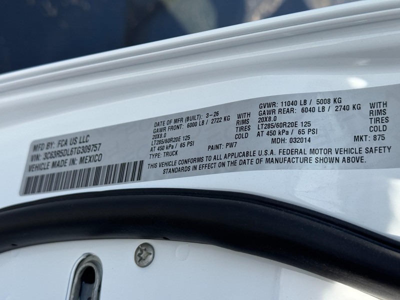 Ram 2500 Vehicle Full-screen Gallery Image 15