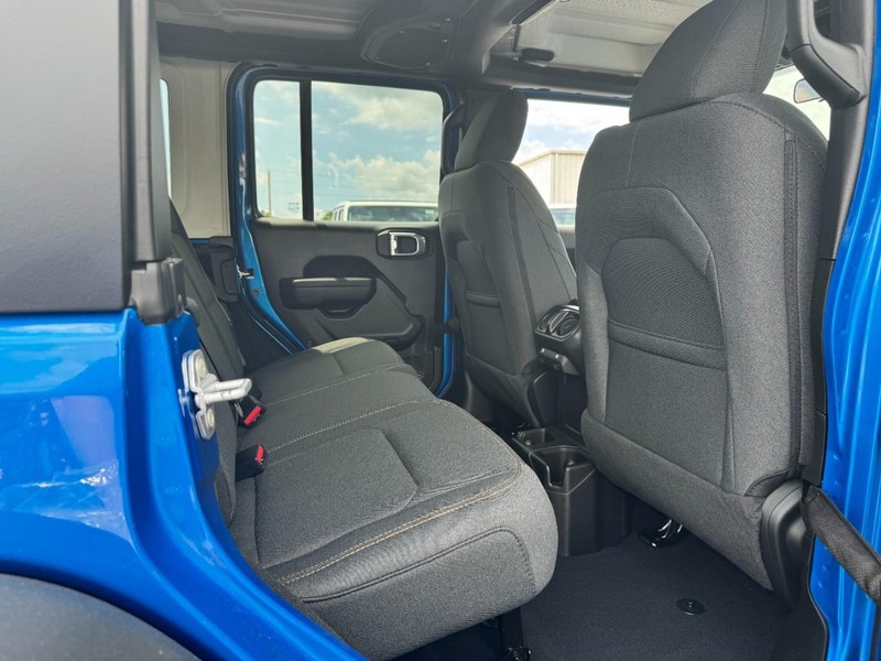 Jeep Wrangler Vehicle Full-screen Gallery Image 7