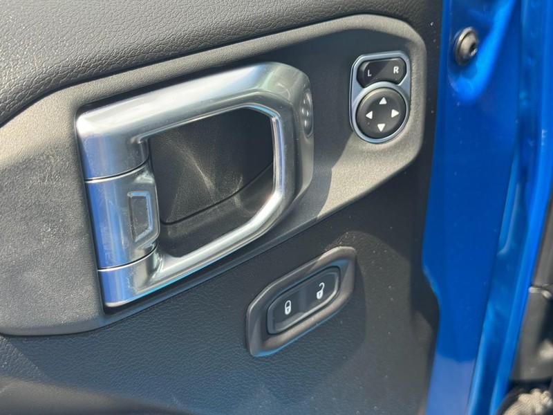 Jeep Wrangler Vehicle Full-screen Gallery Image 12