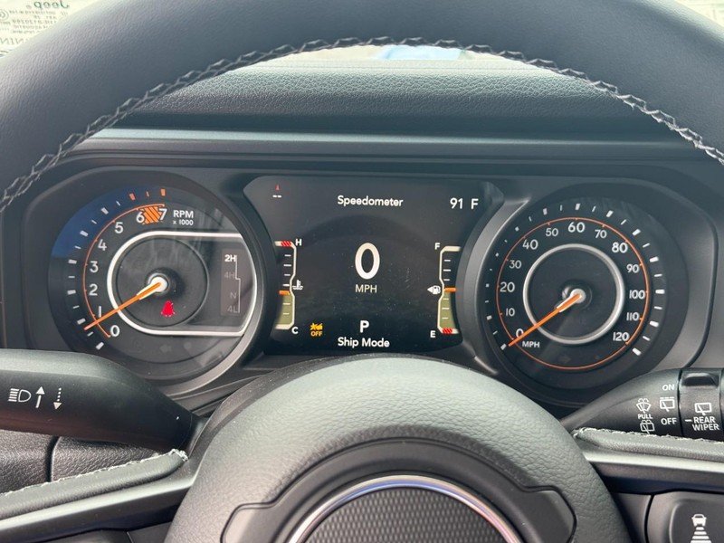 Jeep Wrangler Vehicle Full-screen Gallery Image 16