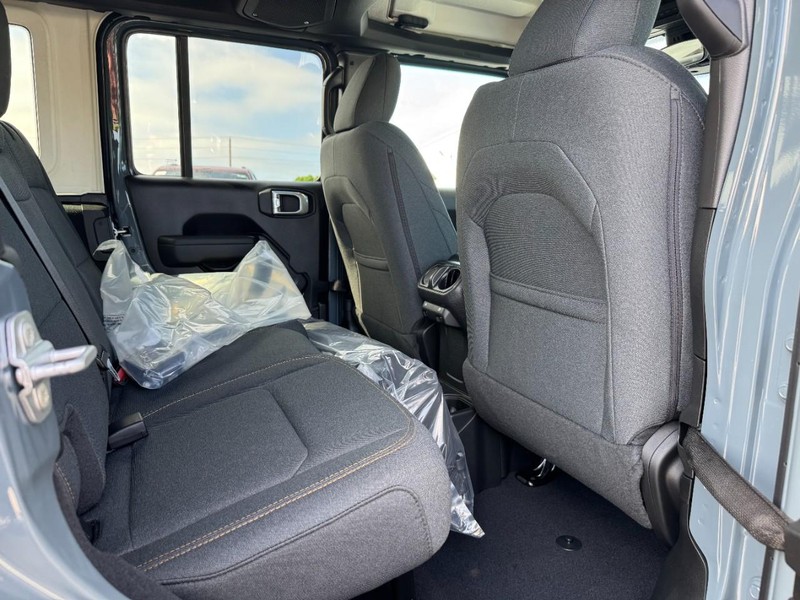 Jeep Wrangler Vehicle Full-screen Gallery Image 5