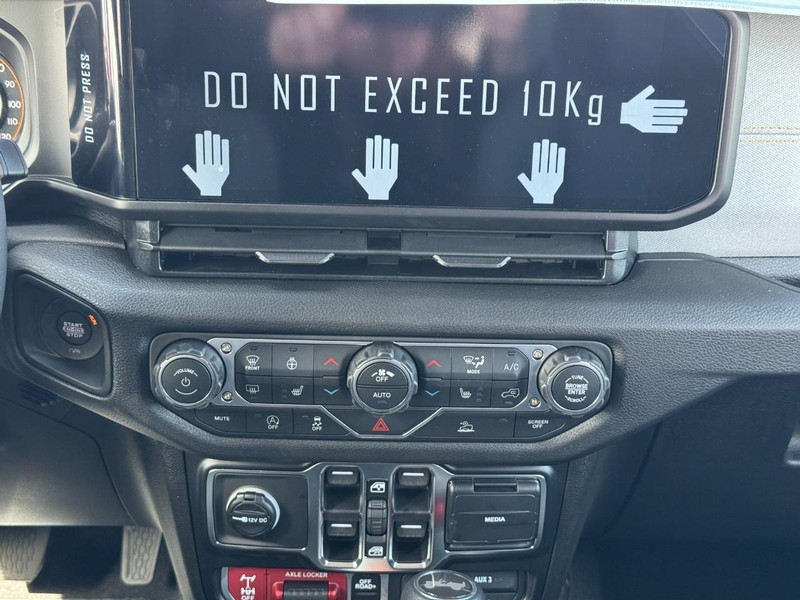 Jeep Wrangler Vehicle Full-screen Gallery Image 8
