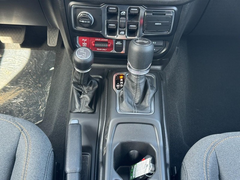 Jeep Wrangler Vehicle Full-screen Gallery Image 9