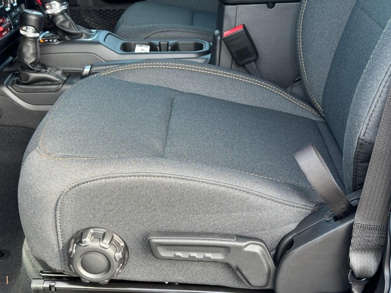 Jeep Wrangler Vehicle Full-screen Gallery Image 11