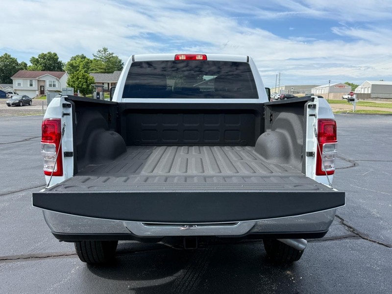 Ram 2500 Vehicle Full-screen Gallery Image 4