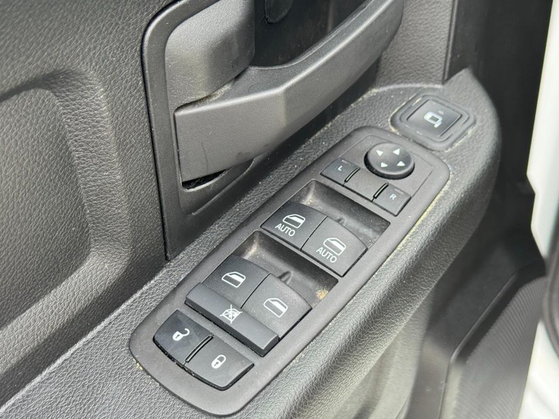 Ram 2500 Vehicle Full-screen Gallery Image 16