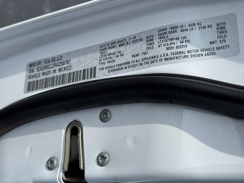 Ram 2500 Vehicle Full-screen Gallery Image 23
