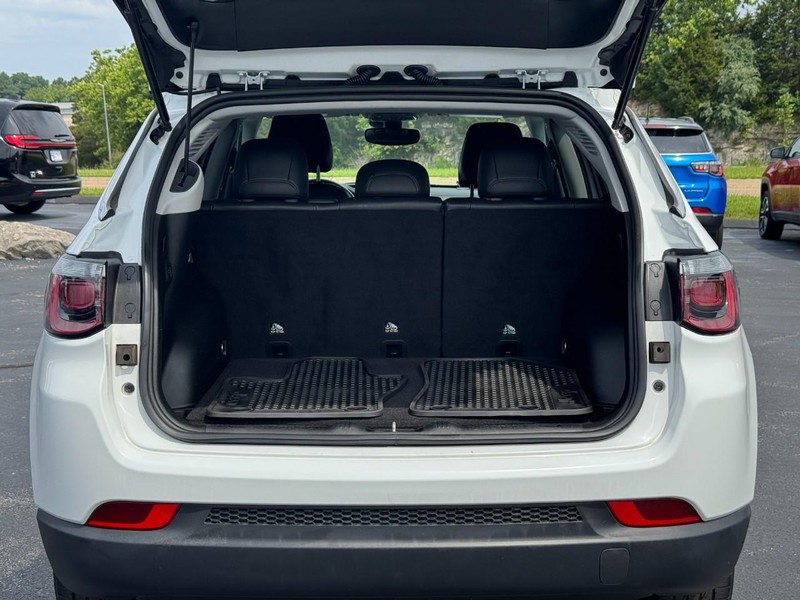 Jeep Compass Vehicle Full-screen Gallery Image 05
