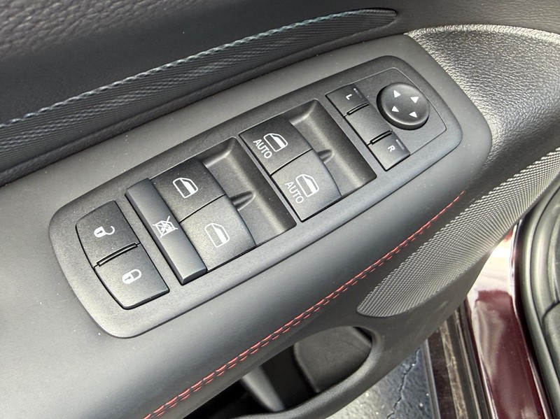 Dodge Durango Vehicle Full-screen Gallery Image 13