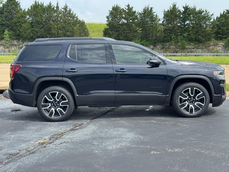 GMC Acadia Vehicle Full-screen Gallery Image 02