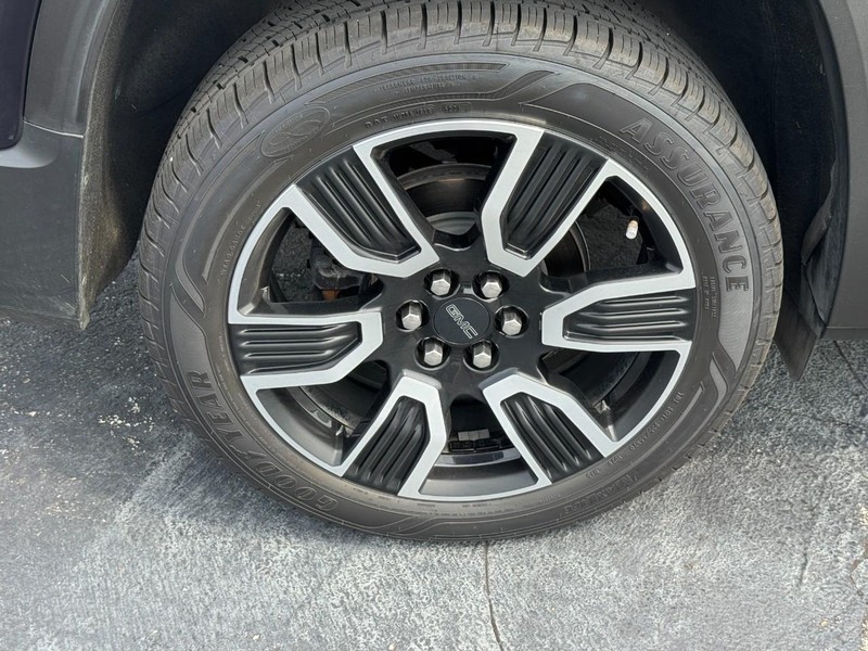 GMC Acadia Vehicle Full-screen Gallery Image 10