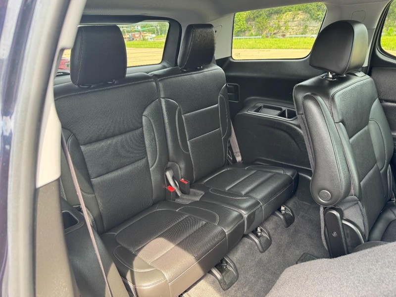 GMC Acadia Vehicle Full-screen Gallery Image 11