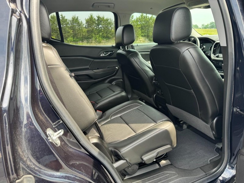 GMC Acadia Vehicle Full-screen Gallery Image 12