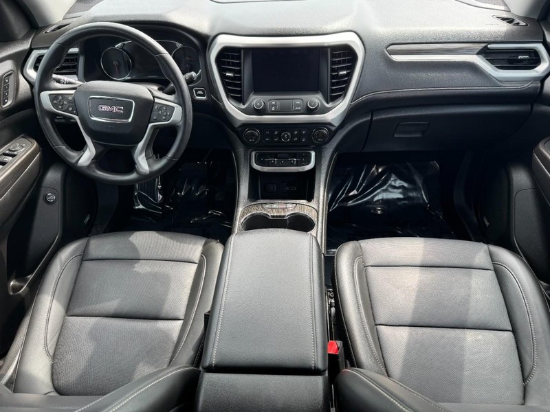 GMC Acadia Vehicle Full-screen Gallery Image 14