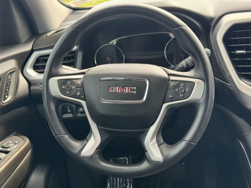 GMC Acadia Vehicle Full-screen Gallery Image 15