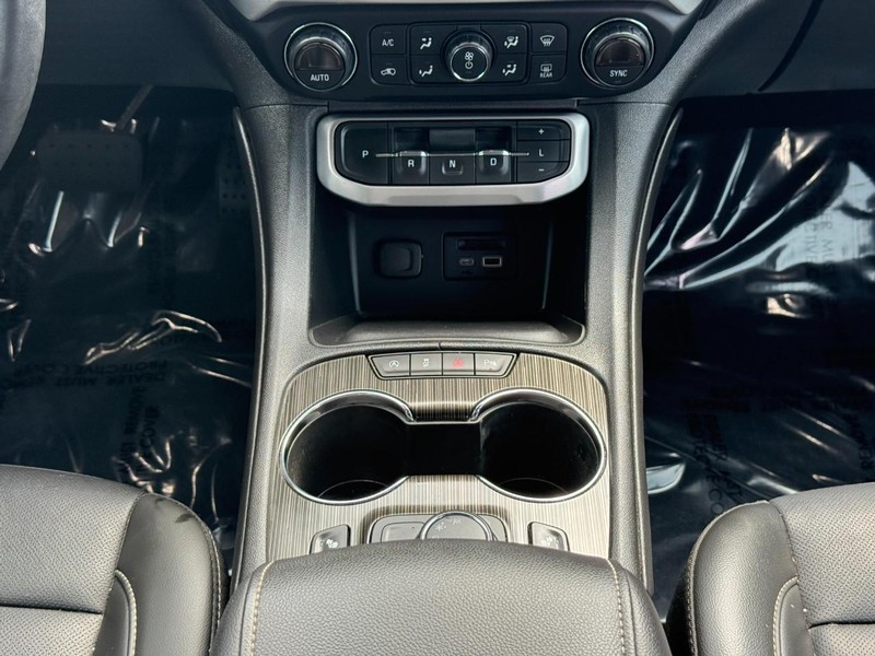 GMC Acadia Vehicle Full-screen Gallery Image 17