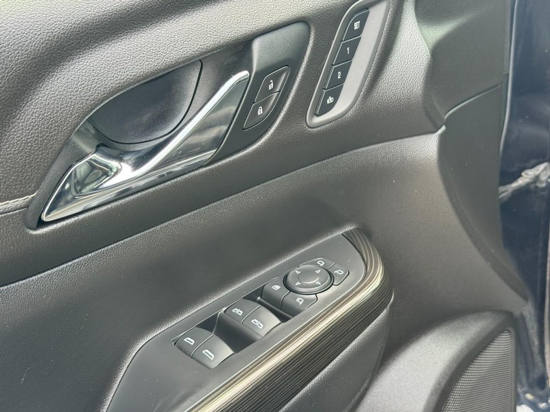 GMC Acadia Vehicle Full-screen Gallery Image 18
