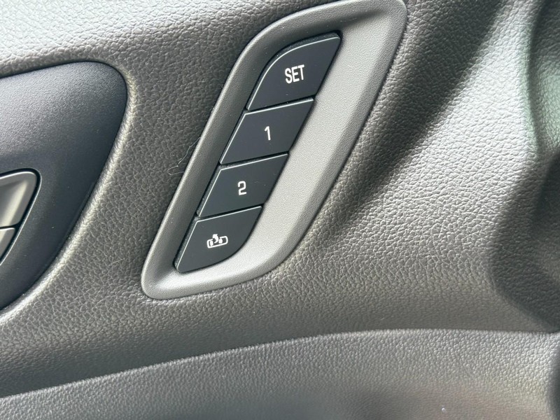GMC Acadia Vehicle Full-screen Gallery Image 19