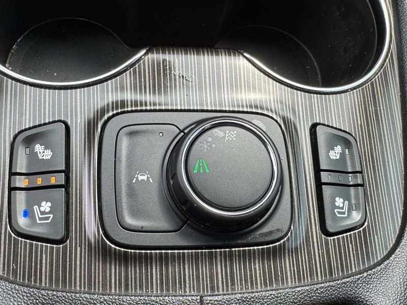 GMC Acadia Vehicle Full-screen Gallery Image 24