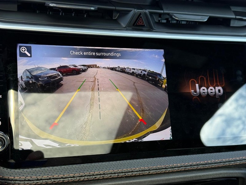 Jeep Cherokee Vehicle Full-screen Gallery Image 17