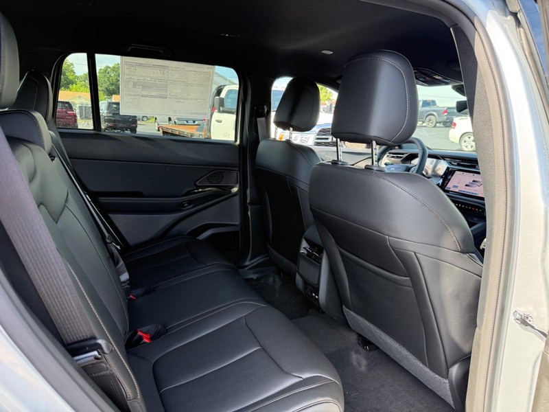 Jeep Cherokee Vehicle Full-screen Gallery Image 6