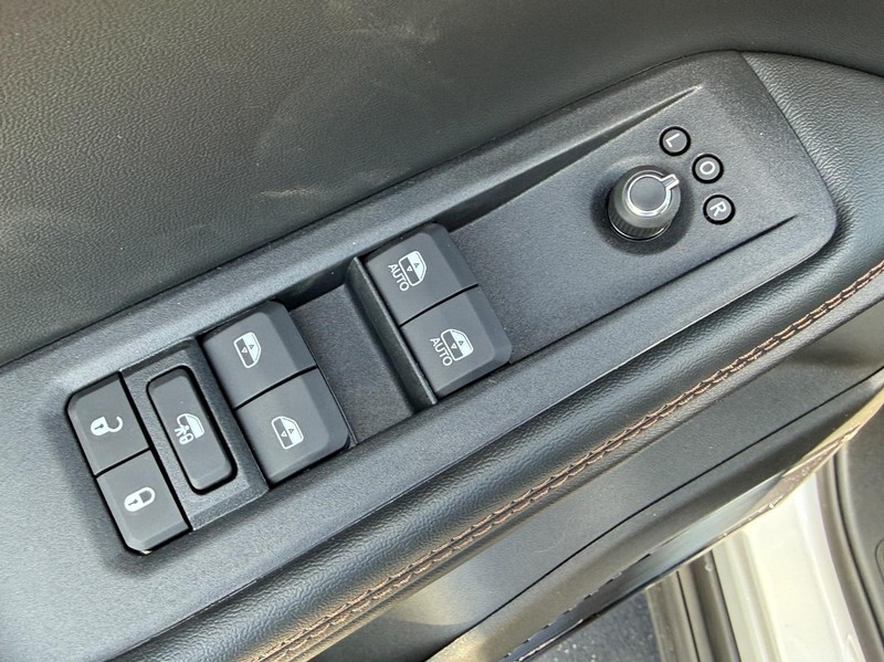 Jeep Cherokee Vehicle Full-screen Gallery Image 11