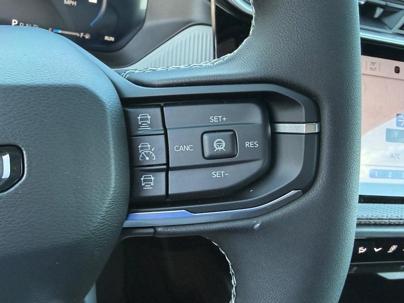 Jeep Cherokee Vehicle Full-screen Gallery Image 14