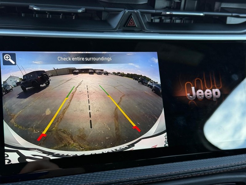 Jeep Cherokee Vehicle Full-screen Gallery Image 16