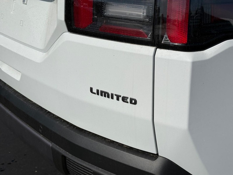 Jeep Cherokee Vehicle Full-screen Gallery Image 4