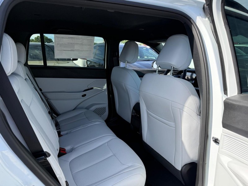 Jeep Cherokee Vehicle Full-screen Gallery Image 6