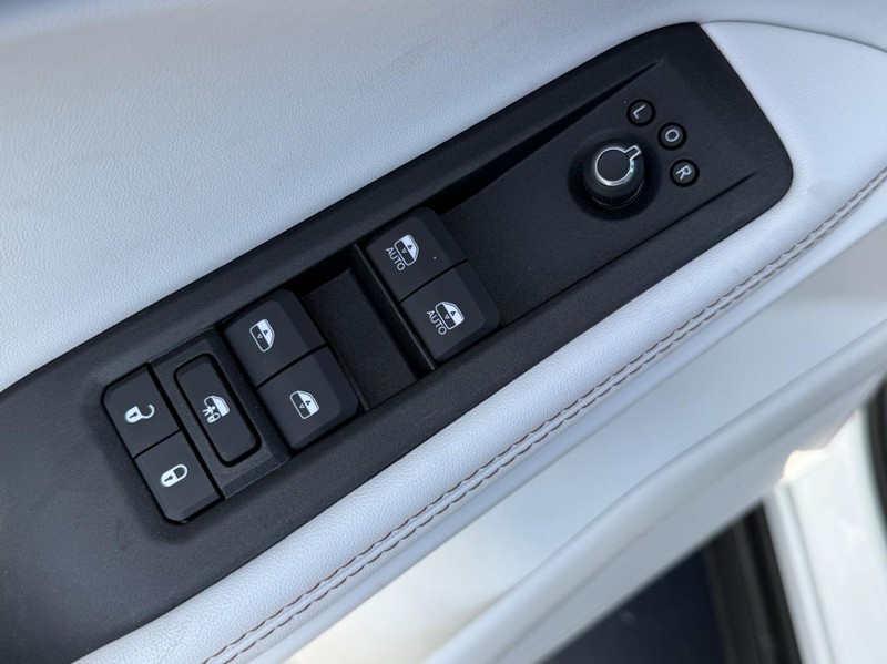 Jeep Cherokee Vehicle Full-screen Gallery Image 11
