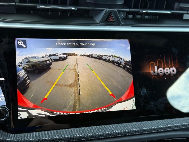 Jeep Cherokee Vehicle Full-screen Gallery Image 16