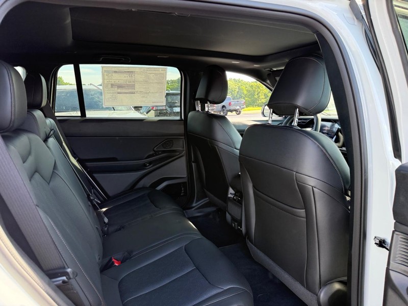 Jeep Cherokee Vehicle Full-screen Gallery Image 5