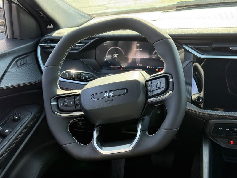 Jeep Cherokee Vehicle Full-screen Gallery Image 7