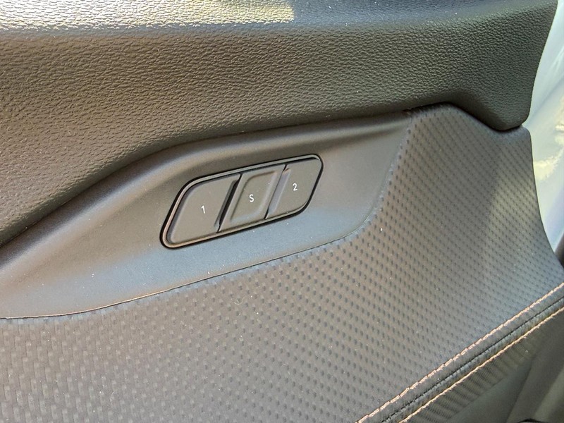Jeep Cherokee Vehicle Full-screen Gallery Image 11