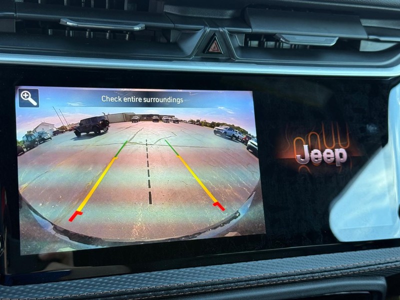 Jeep Cherokee Vehicle Full-screen Gallery Image 16