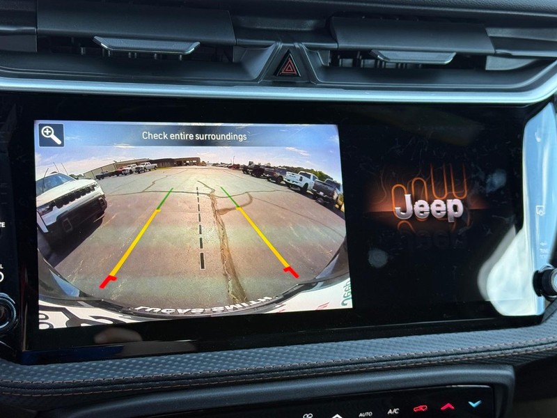 Jeep Cherokee Vehicle Full-screen Gallery Image 16