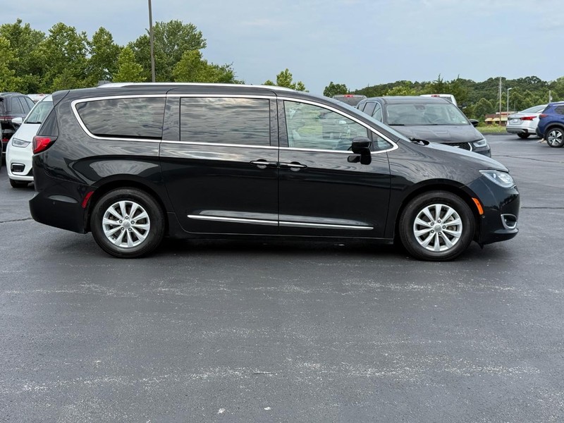 Chrysler Pacifica Vehicle Full-screen Gallery Image 2