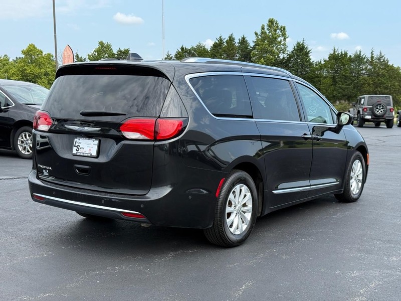 Chrysler Pacifica Vehicle Full-screen Gallery Image 3