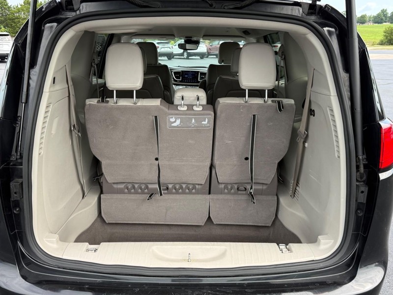 Chrysler Pacifica Vehicle Full-screen Gallery Image 4