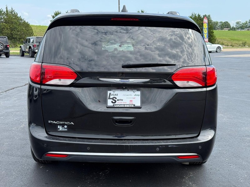 Chrysler Pacifica Vehicle Full-screen Gallery Image 5