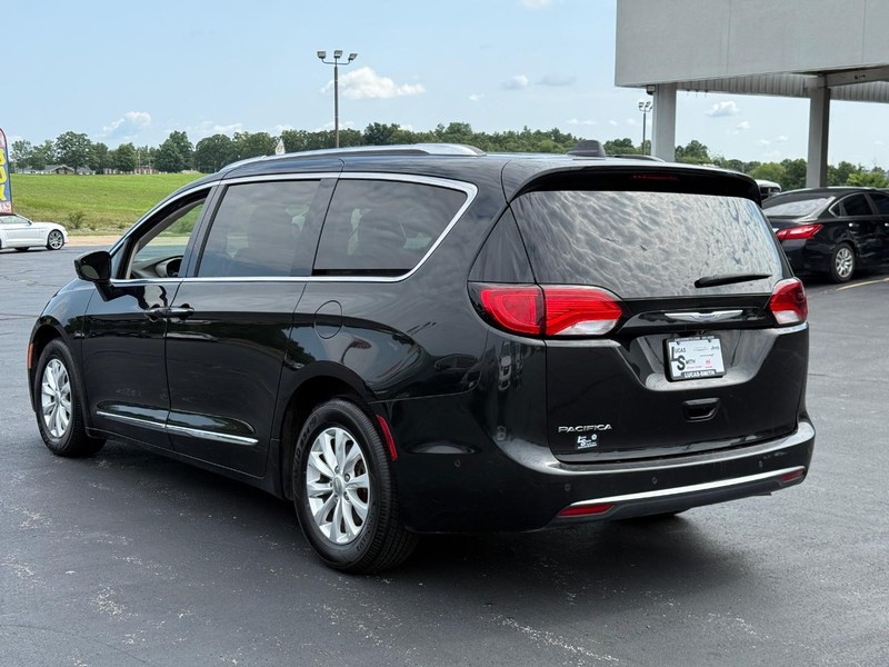 Chrysler Pacifica Vehicle Full-screen Gallery Image 6