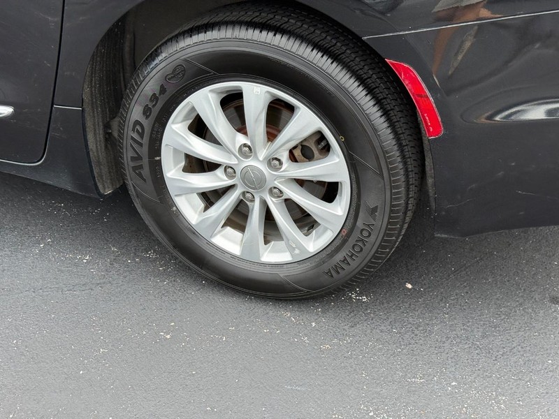 Chrysler Pacifica Vehicle Full-screen Gallery Image 7