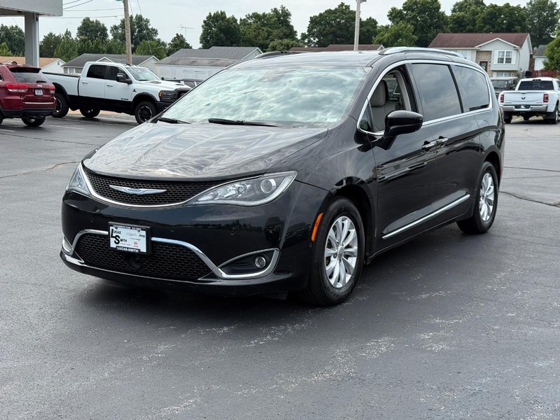 Chrysler Pacifica Vehicle Full-screen Gallery Image 8