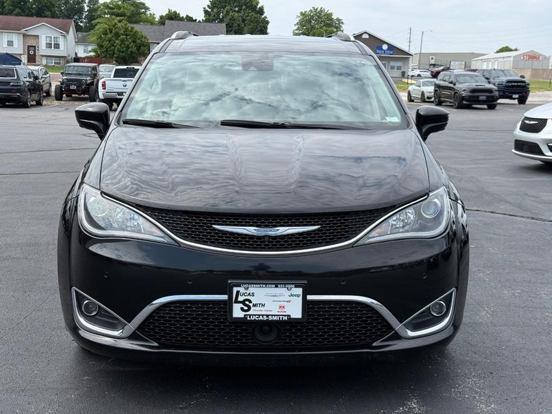 Chrysler Pacifica Vehicle Full-screen Gallery Image 9