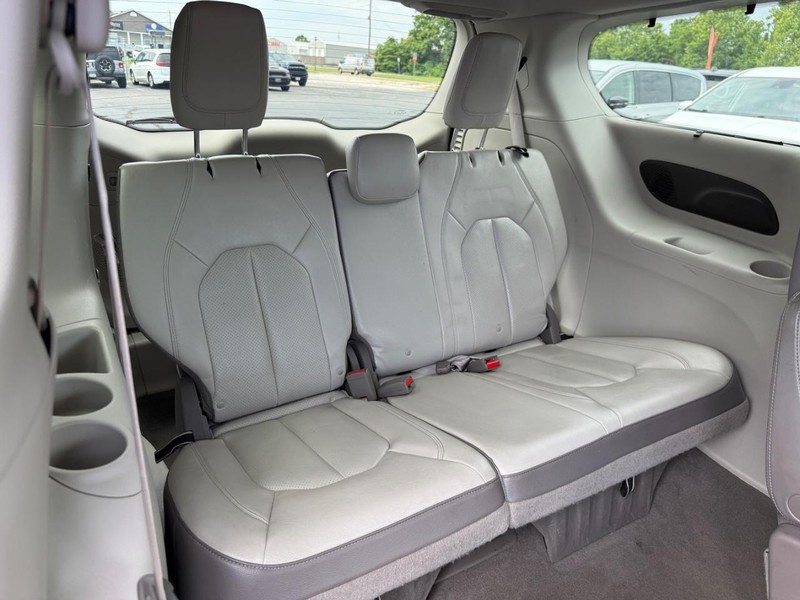 Chrysler Pacifica Vehicle Full-screen Gallery Image 10