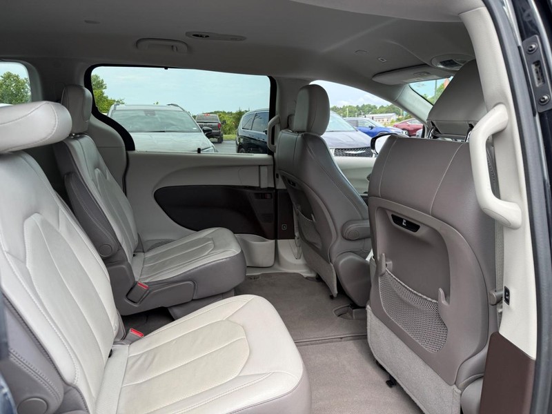 Chrysler Pacifica Vehicle Full-screen Gallery Image 11