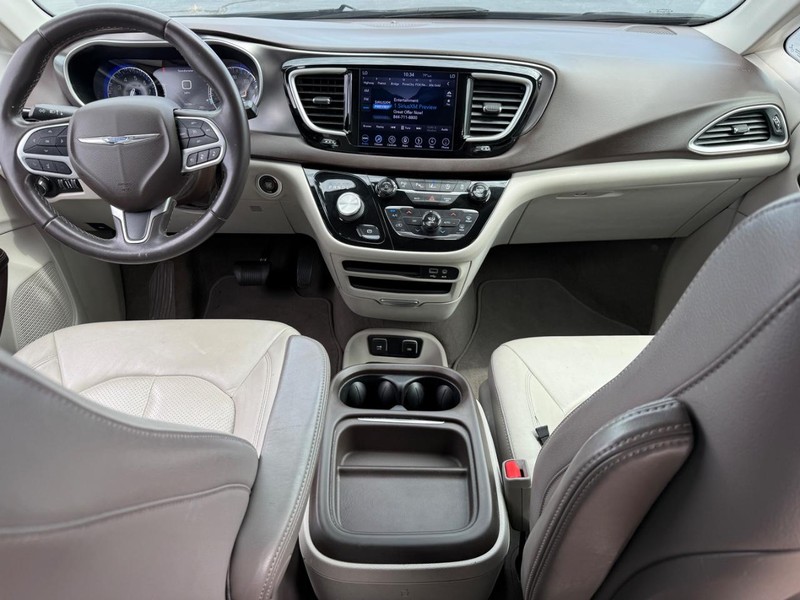 Chrysler Pacifica Vehicle Full-screen Gallery Image 12